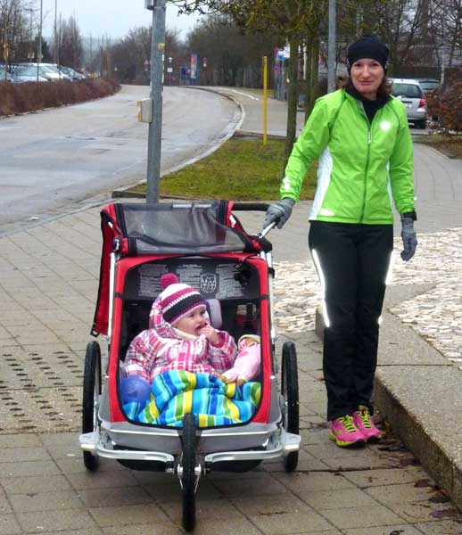 Anna-Lilly (3) war auch wieder dabei - mit dem Babyjogger